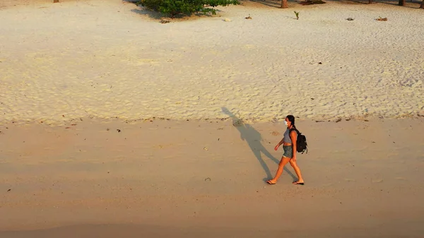 Una Ragazza Vestita Bianco Cammina Sulla Spiaggia — Foto Stock
