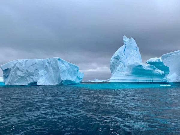 Eisberg Blauen Himmel — Stockfoto
