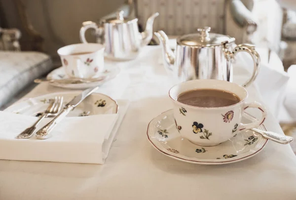 Taza Café Blanco Una Tetera Sobre Una Mesa — Foto de Stock