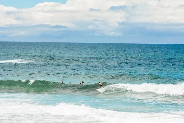 Surfer Στη Θάλασσα — Φωτογραφία Αρχείου