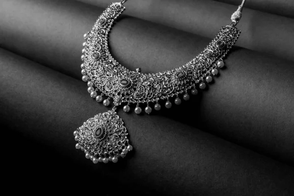 Svarta Och Vita Smycken Med Pärlor — Stockfoto