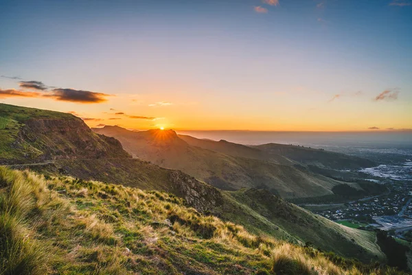 Hermoso Atardecer Sobre Las Montañas —  Fotos de Stock