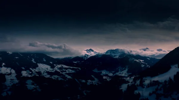 Όμορφο Τοπίο Βουνά Και Σύννεφα — Φωτογραφία Αρχείου