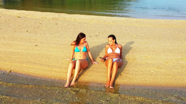 Two Girls Bikini Beach — Stock Photo, Image