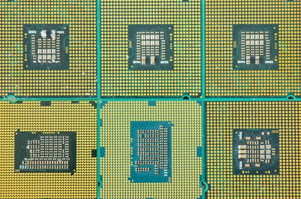 プロセッサや電子回路基板を搭載したコンピュータマザーボード — ストック写真