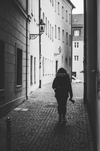Junge Frau Auf Der Straße — Stockfoto