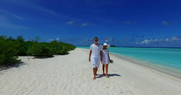 美丽的年轻夫妇在沙滩上的白沙滩上 — 图库照片