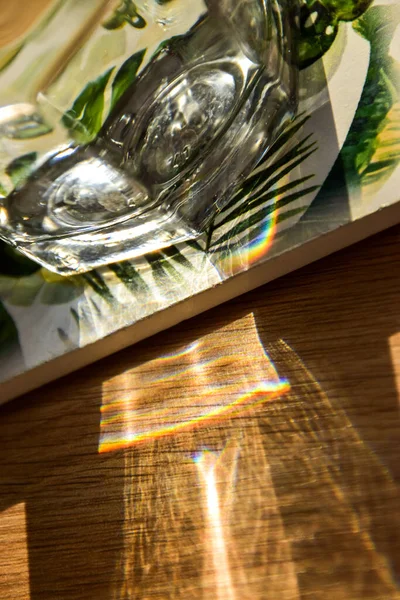 Glas Water Met Een Kaars Een Houten Tafel — Stockfoto