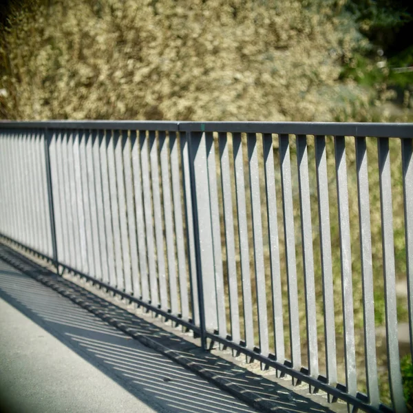 公園内の金属製の橋 — ストック写真