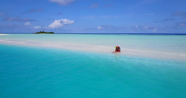 Красивая Молодая Женщина Маленьким Пляжем Мальдивах — стоковое фото