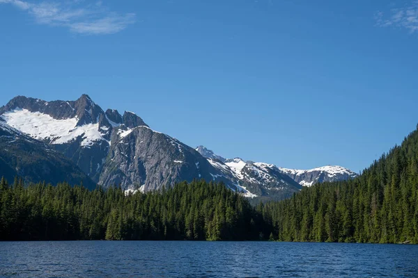 Beau Lac Dans Les Montagnes — Photo