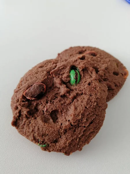白い背景にチョコチップクッキー — ストック写真