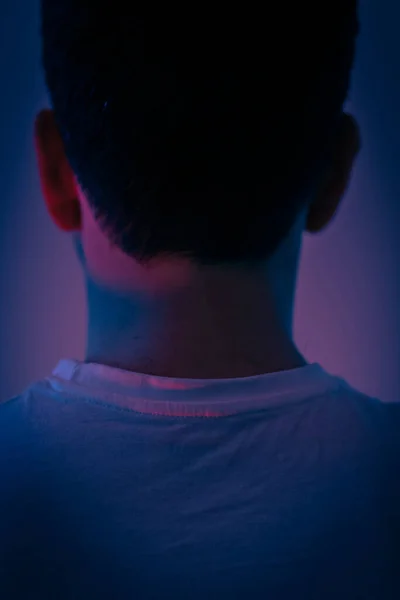 Homem Uma Camisa Preta Laço Azul Fundo Claro — Fotografia de Stock