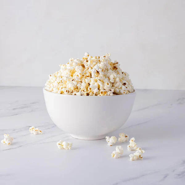 Popcorn Einer Schüssel Auf Weißem Hintergrund — Stockfoto
