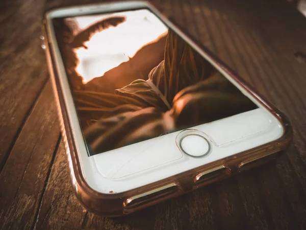 Teléfono Móvil Con Pantalla Blanco Sobre Mesa Madera — Foto de Stock