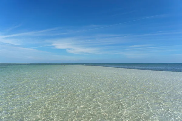 Bella Spiaggia Con Cielo Blu — Foto Stock