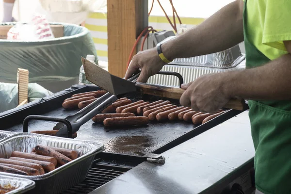 Chef Corta Una Bandeja Con Una Salchicha Mostrador — Foto de Stock