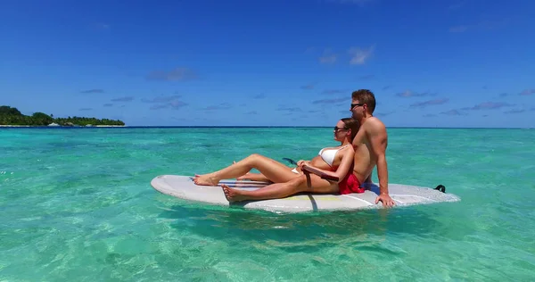 Coppia Romantica Sulla Spiaggia Alle Maldive — Foto Stock