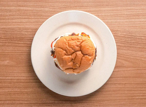 Köstliche Hausgemachte Schokoladenkuchen Mit Sahne Und Nüssen — Stockfoto