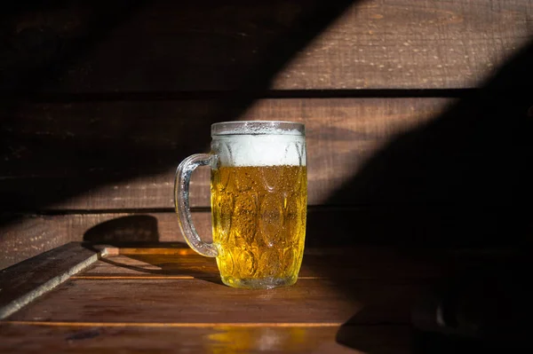 Bierkrug Und Glas Pils Auf Holztisch — Stockfoto