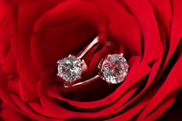 Anel Diamante Com Rosa Vermelha Fundo Branco — Fotografia de Stock