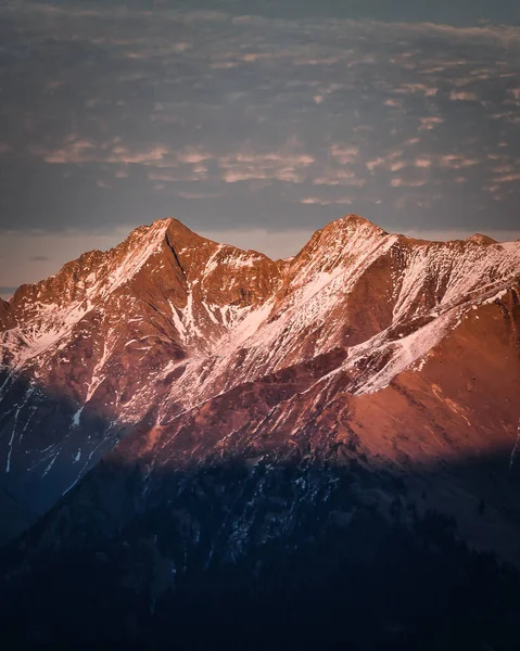 Piękny Krajobraz Górski Śniegiem Górami — Zdjęcie stockowe