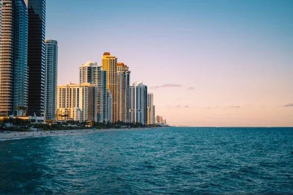 高層ビルやスカイラインの美しいビーチビュー — ストック写真