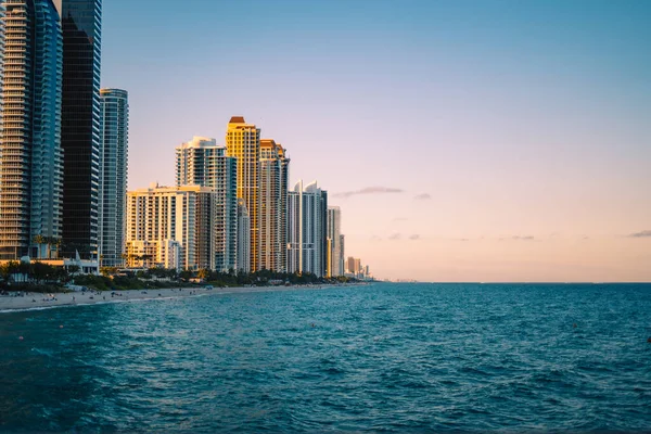 Bela Vista Praia Com Arranha Céus Horizonte — Fotografia de Stock