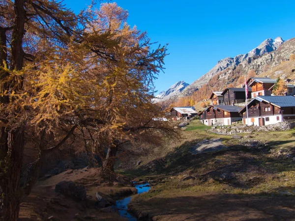 Wunderschöne Landschaft Mit Einem Kleinen Dorf Den Bergen — Stockfoto