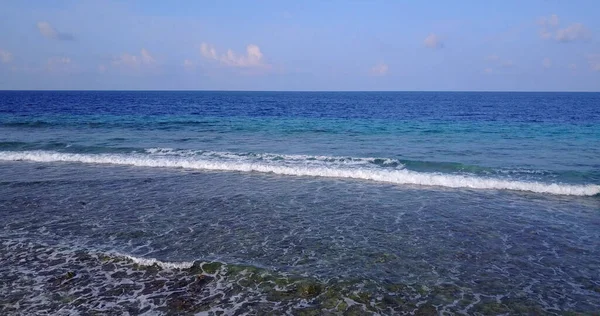 Schöne Meeresküste Mit Blauem Himmel — Stockfoto