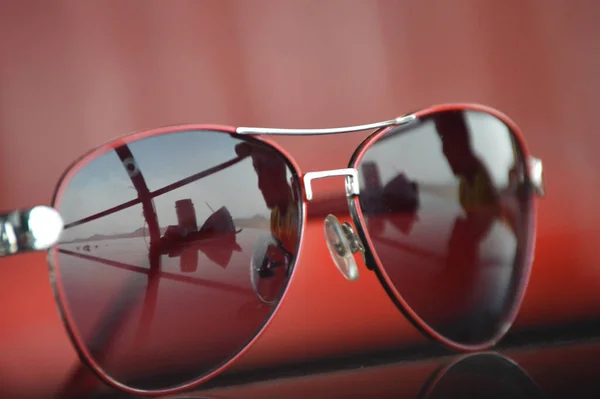 Gafas Sol Sobre Fondo Rojo — Foto de Stock