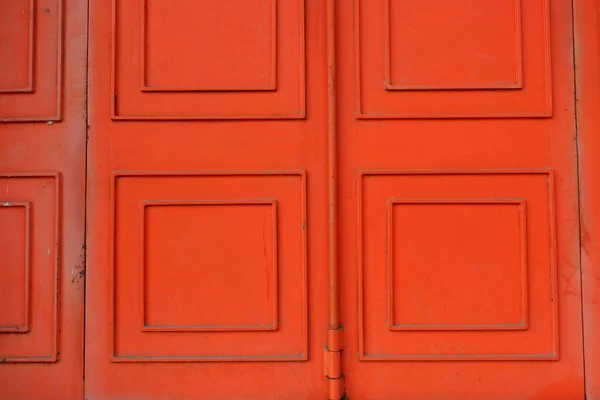 Czerwone Drewniane Drzwi Oknem — Zdjęcie stockowe