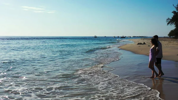 Giovane Donna Costume Bagno Nero Sulla Spiaggia — Foto Stock