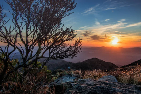 Belo Pôr Sol Sobre Montanhas — Fotografia de Stock