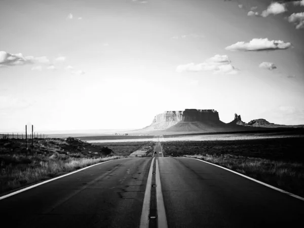 砂漠の道路の白黒写真です — ストック写真