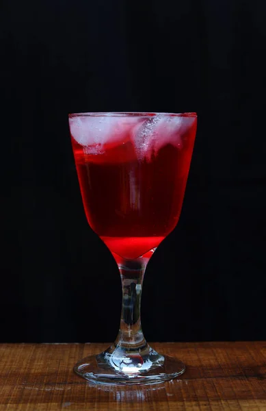 黒を基調としたアイスとミント入りの赤いカクテル — ストック写真