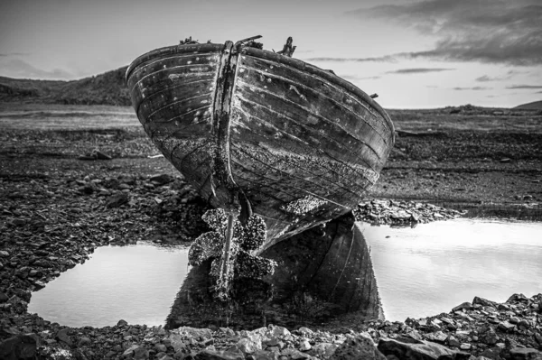 海滩上的一艘旧木船 — 图库照片