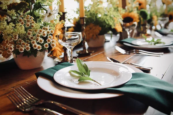 漂亮的餐桌 摆满鲜花和蜡烛 — 图库照片