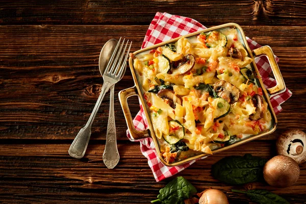 Hausgemachte Pasta Mit Huhn Und Gemüse Auf Einem Hölzernen Hintergrund — Stockfoto