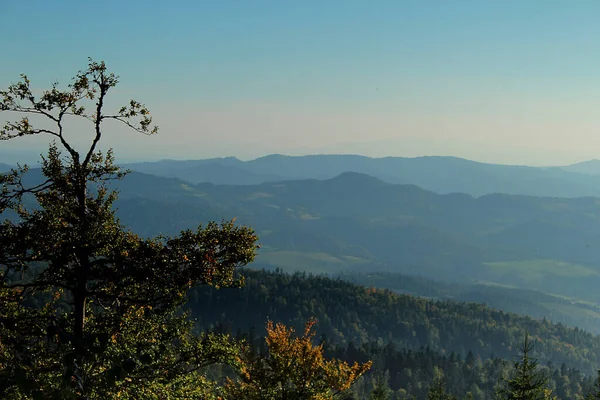 Dağları Mavi Gökyüzü Olan Güzel Bir Manzara — Stok fotoğraf