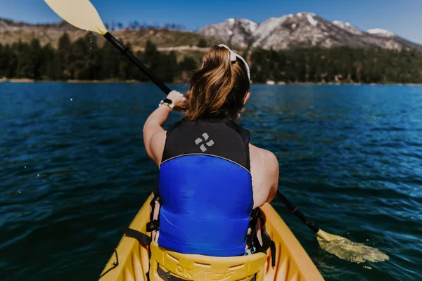 Young Woman Backpack Lake — Stock Photo, Image