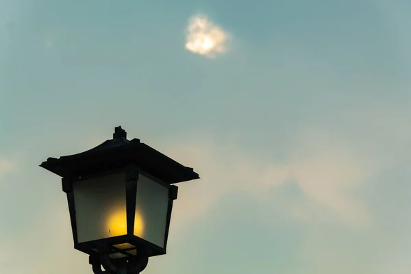 Gökyüzünün Arka Planında Sokak Lambası — Stok fotoğraf