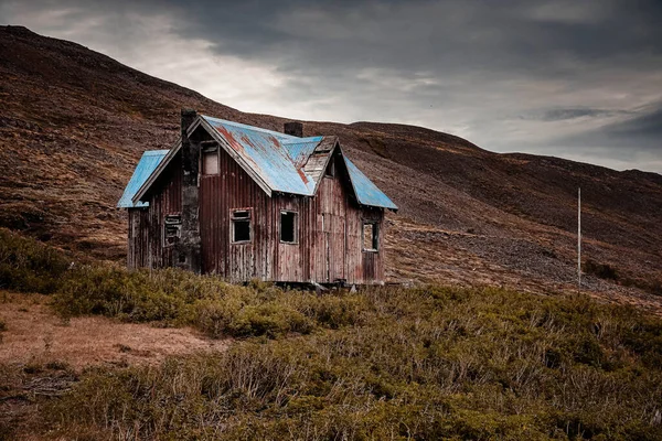 Dağlarda Ahşap Bir Evi Olan Güzel Bir Manzara — Stok fotoğraf