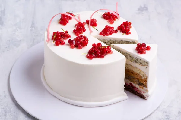 Köstlicher Kuchen Mit Beeren Und Früchten Auf Weißem Hintergrund — Stockfoto