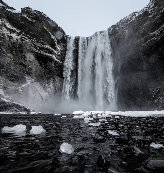 Cascata Nelle Montagne Invernali — Foto Stock