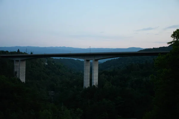 Θέα Της Γέφυρας Στην Πόλη Του Ποταμού — Φωτογραφία Αρχείου