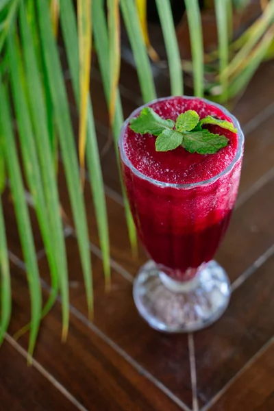 Frischer Erdbeer Smoothie Glas Auf Holzgrund — Stockfoto