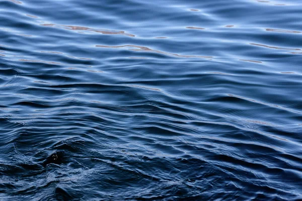 Wasseroberfläche Mit Wellen — Stockfoto