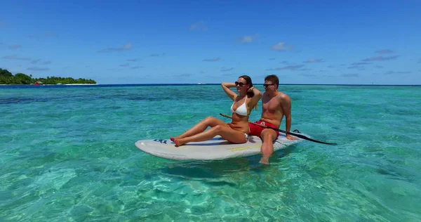 Hermosa Pareja Playa Las Maldivas —  Fotos de Stock