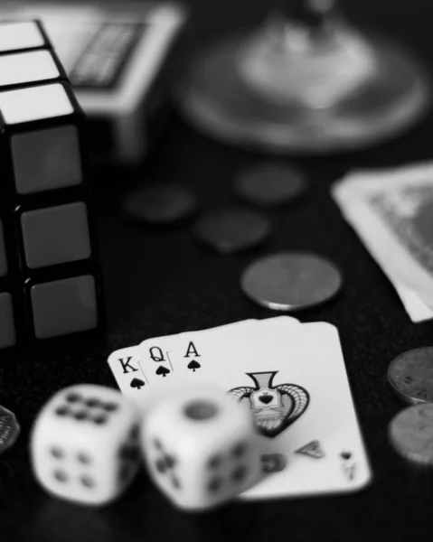 Närbild Ett Casino Chip Svart Bakgrund — Stockfoto
